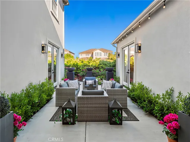 22385 Midtown Court, Saugus, California 91350