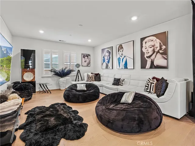 22385 Midtown Court, Saugus, California 91350