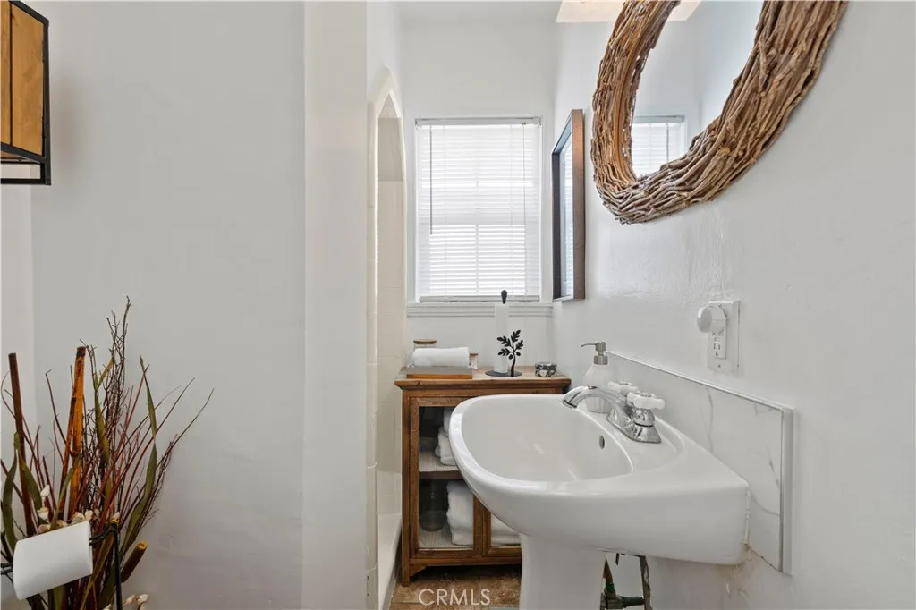 9804 Haas Avenue, Los Angeles, California 90047 home-pic-32