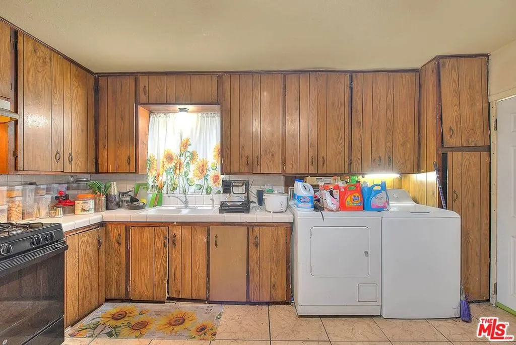 328 W 88th Place, Los Angeles, California 90003 home-pic-14