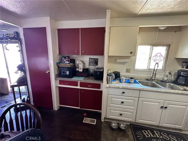 KITCHEN/DINNING ROOM