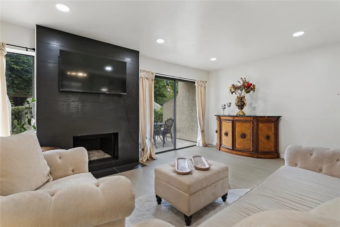 5720 Owensmouth Ave  home-pic-4