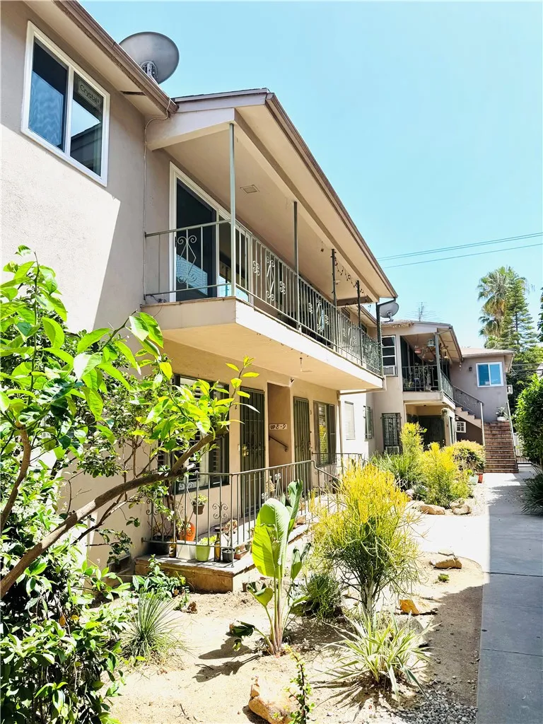 1250 E 3rd Street 8, Long Beach, California 90802 home-pic-8