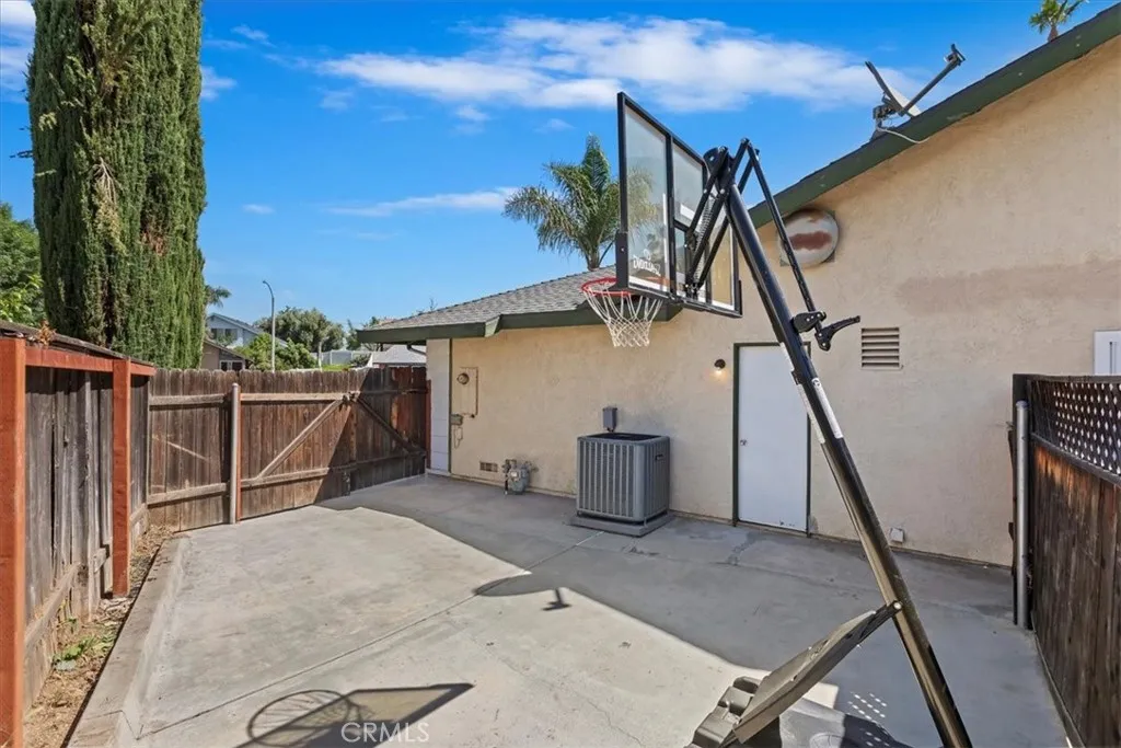 1326 Rosehill Drive, Riverside, California 92507 home-pic-33