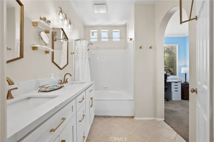 Big soaking tub!