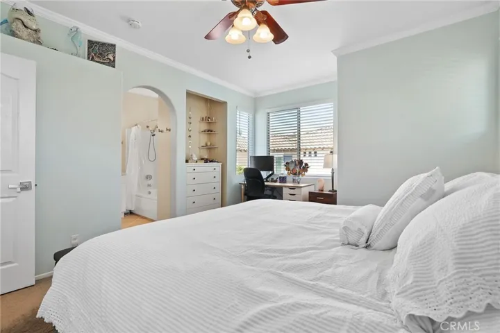 Great size primary bedroom.
