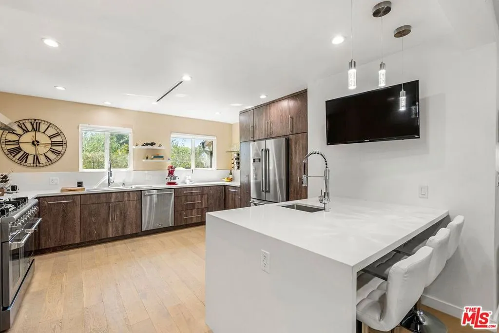 5860 Alcove Avenue, Valley Village, California 91607 home-pic-7