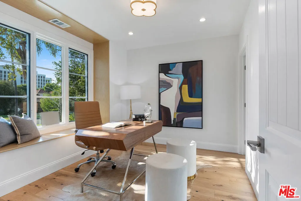 832 S Muirfield Road, Los Angeles, California 90005 home-pic-18