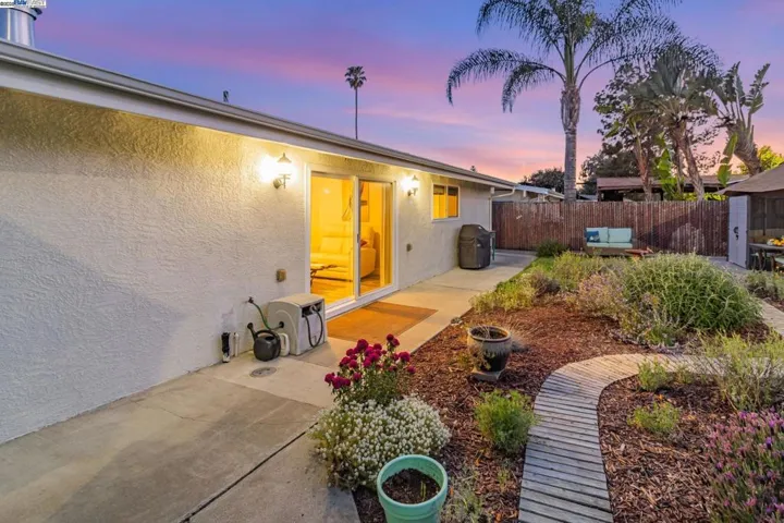 1061 Currant Way, Hayward, California 94545-2407