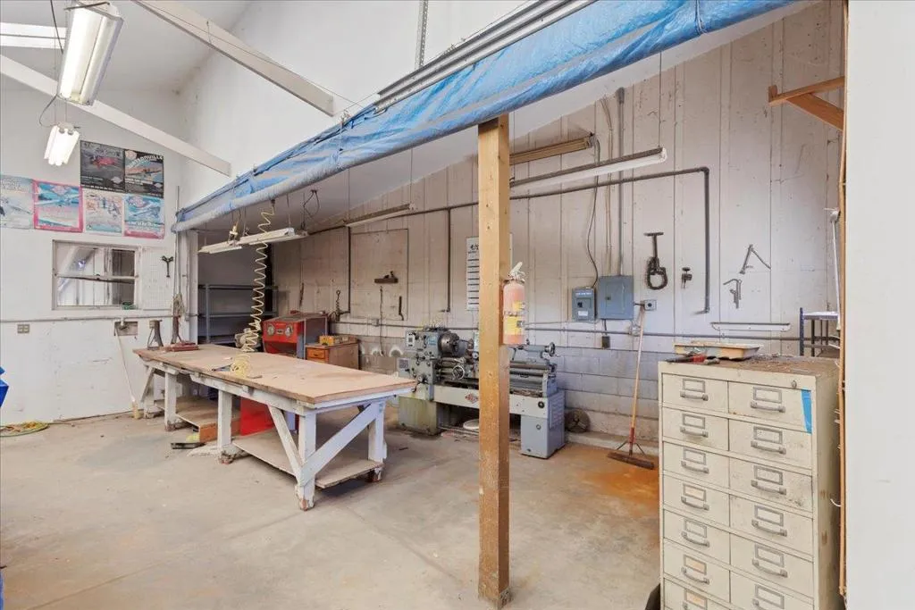 Garage & Workshop