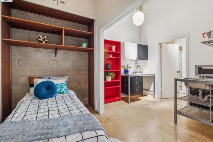 2112 West St 2, Oakland, California 94612