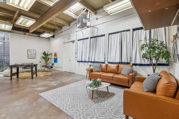 2112 West St 2, Oakland, California 94612