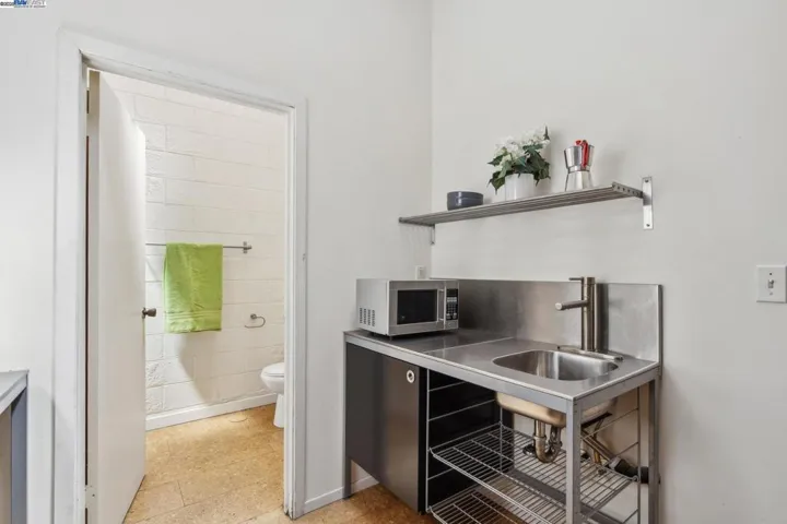 2112 West St 2, Oakland, California 94612
