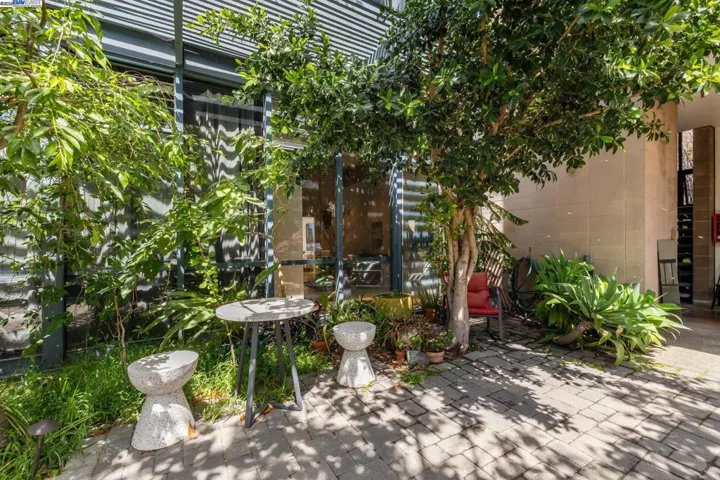2112 West St 2, Oakland, California 94612