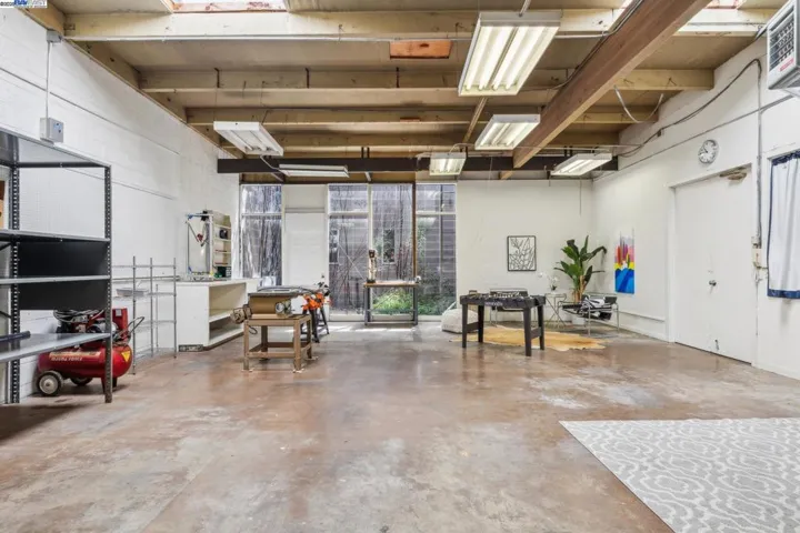 2112 West St 2, Oakland, California 94612