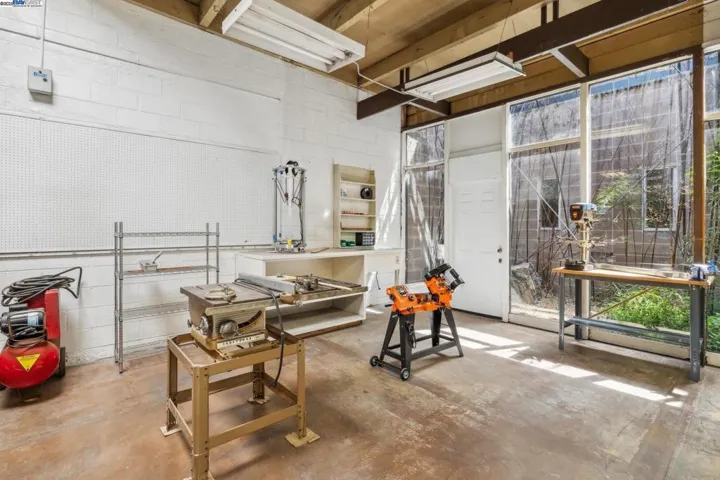 2112 West St 2, Oakland, California 94612
