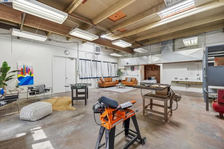 2112 West St 2, Oakland, California 94612