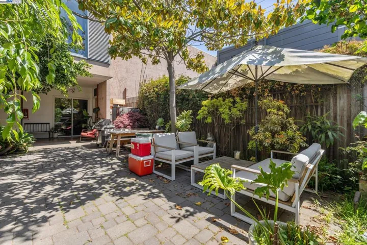 2112 West St 2, Oakland, California 94612