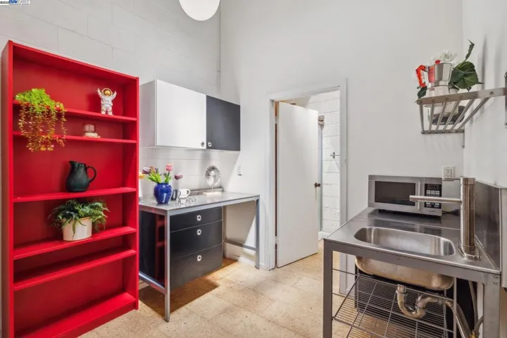 2112 West St 2, Oakland, California 94612