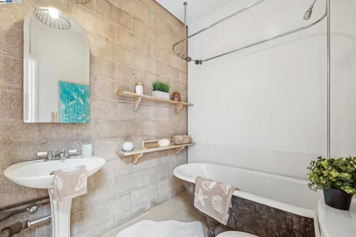 2112 West St 2, Oakland, California 94612