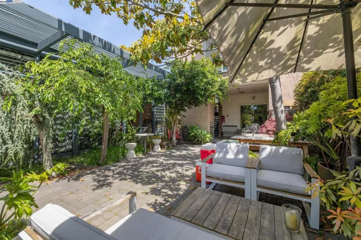 2112 West St 2, Oakland, California 94612