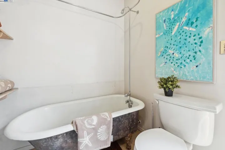 2112 West St 2, Oakland, California 94612