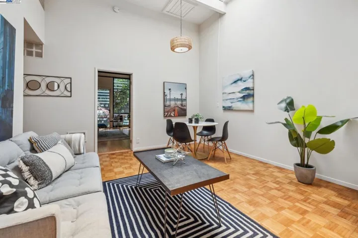 2112 West St 2, Oakland, California 94612