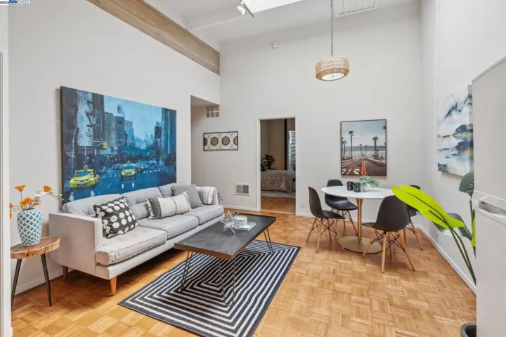 2112 West St 2, Oakland, California 94612