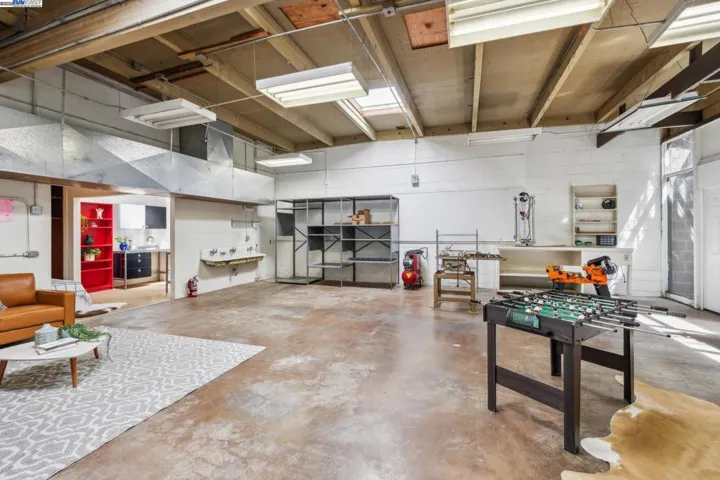 2112 West St 2, Oakland, California 94612