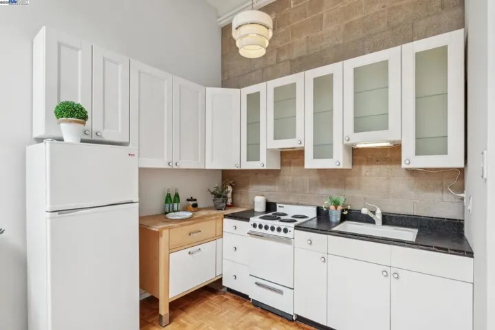 2112 West St 2, Oakland, California 94612