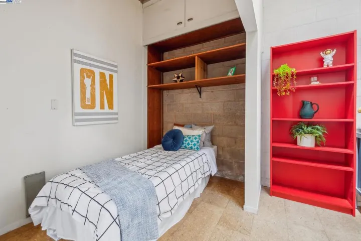 2112 West St 2, Oakland, California 94612