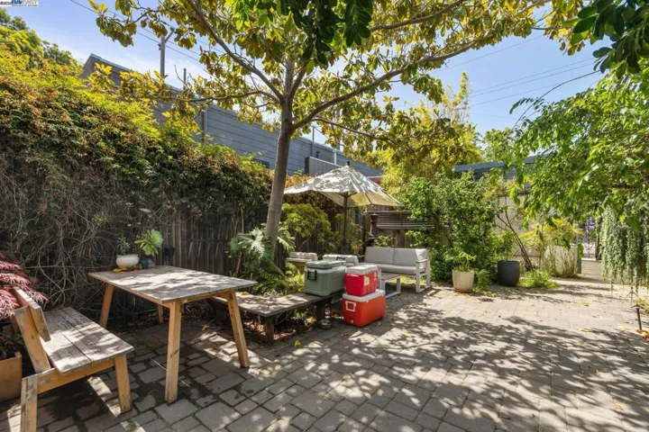 2112 West St 2, Oakland, California 94612