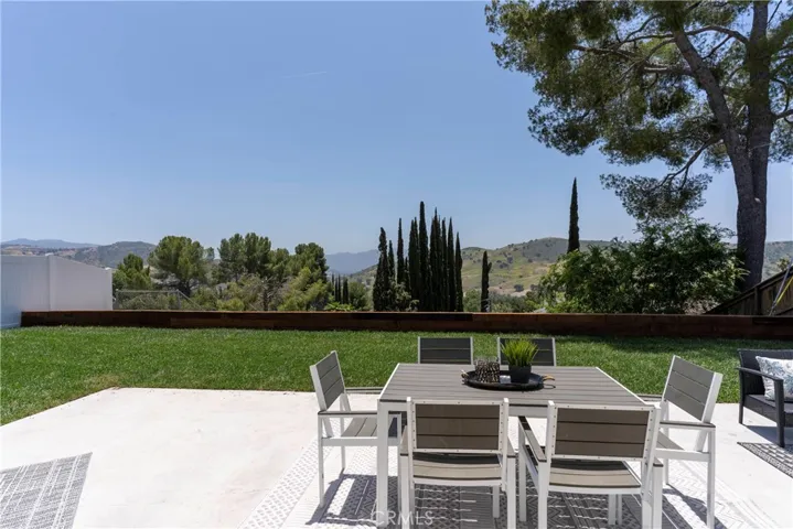 26050 Farmfield Road, Calabasas, California 91302