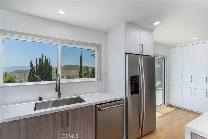 26050 Farmfield Road, Calabasas, California 91302