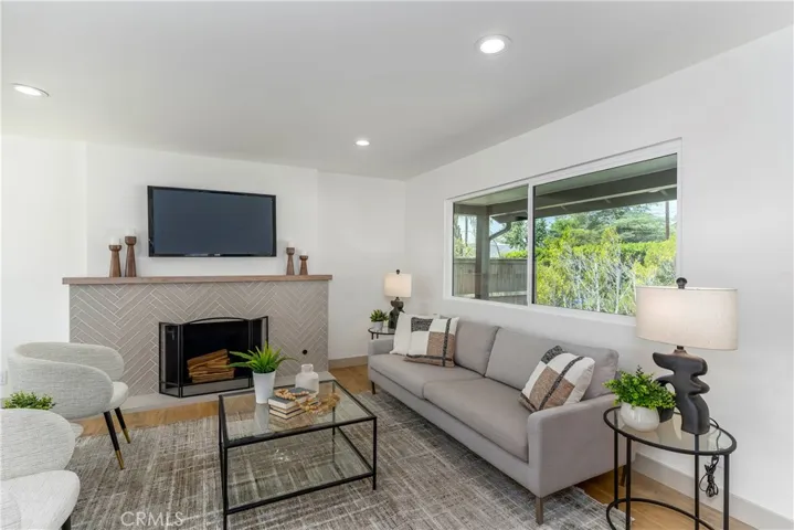 26050 Farmfield Road, Calabasas, California 91302
