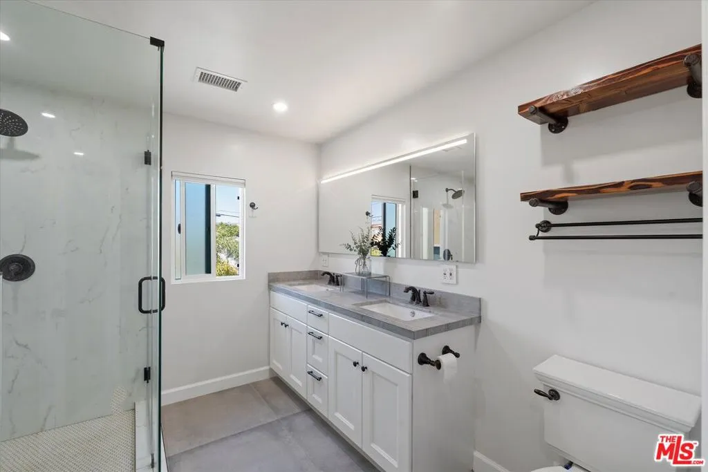 584 W 10th Street, San Pedro, California 90731 home-pic-8