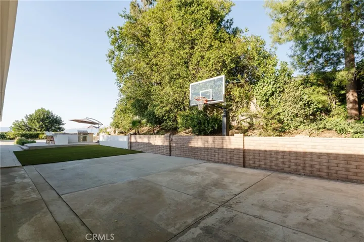 4935 Calvin Avenue, Tarzana, California 91356