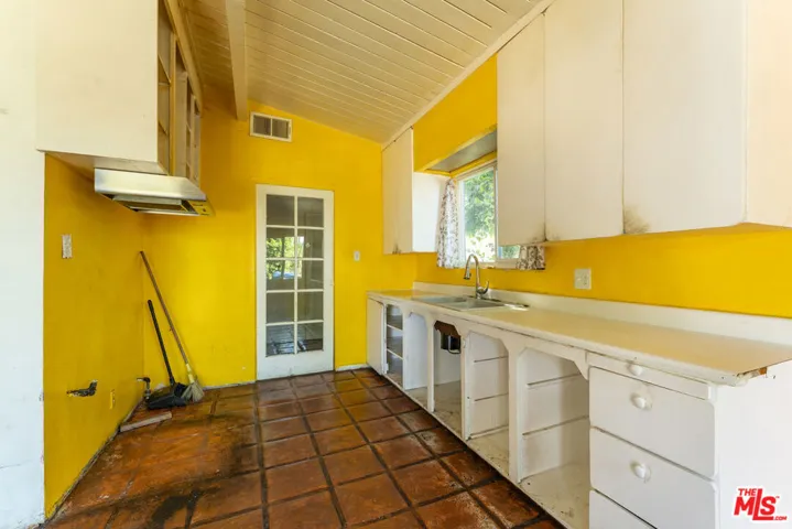 9870 Woodale Avenue, Arleta, California 91331