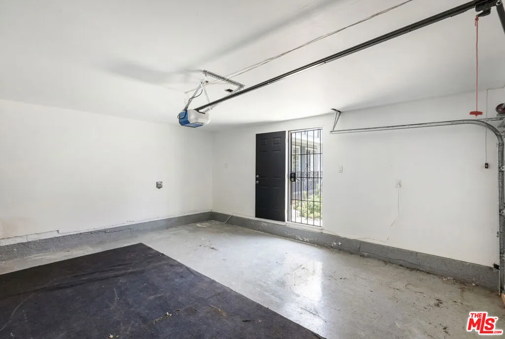 3921 S Victoria Avenue, View Park, California 90008 home-pic-35