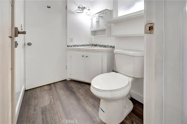 19706 Victory Boulevard, Woodland Hills, California 91367
