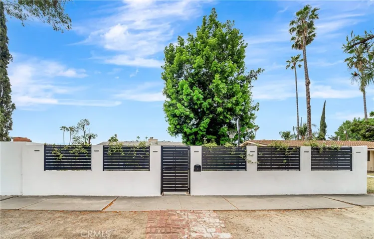 19706 Victory Boulevard, Woodland Hills, California 91367