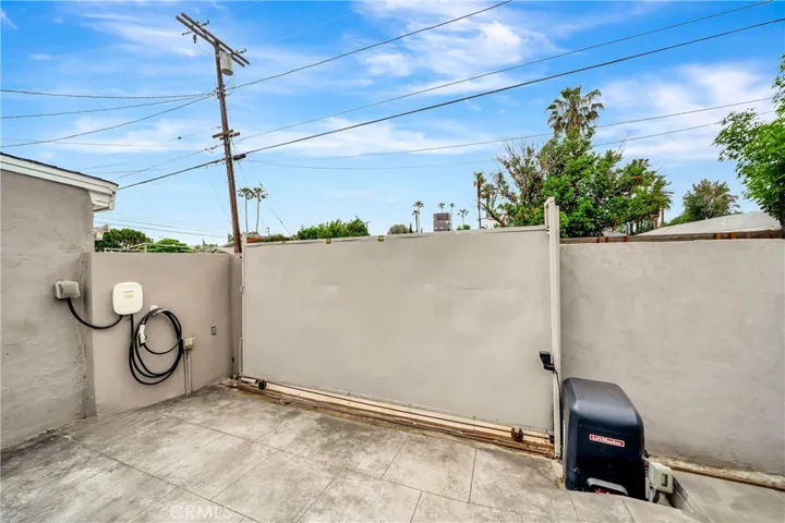 19706 Victory Boulevard, Woodland Hills, California 91367