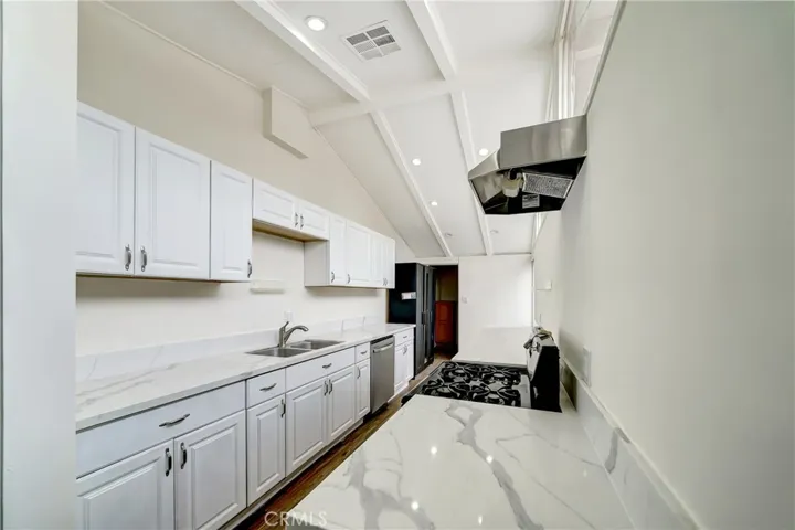19706 Victory Boulevard, Woodland Hills, California 91367