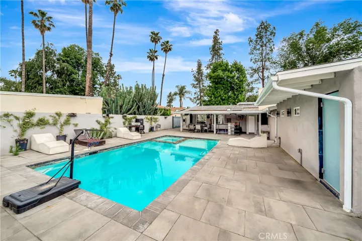 19706 Victory Boulevard, Woodland Hills, California 91367