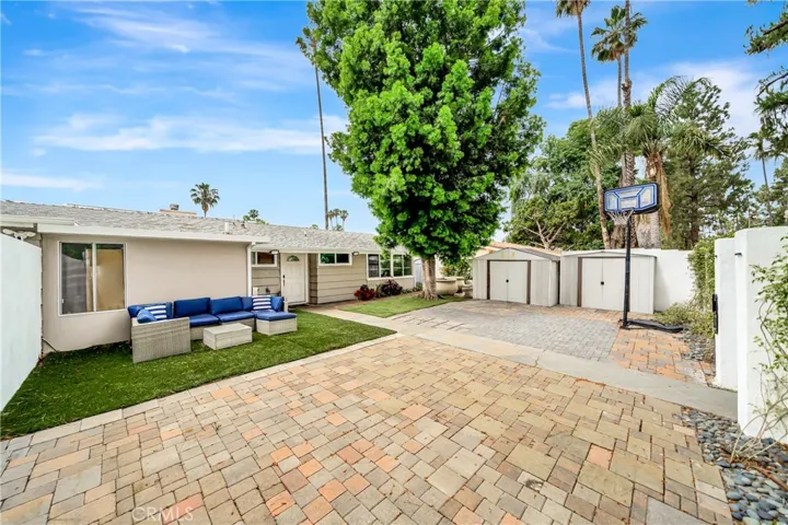 19706 Victory Boulevard, Woodland Hills, California 91367
