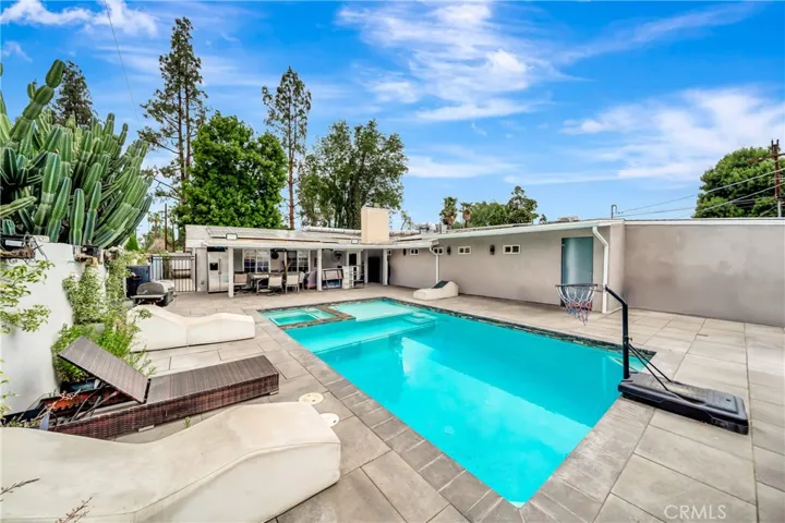 19706 Victory Boulevard, Woodland Hills, California 91367