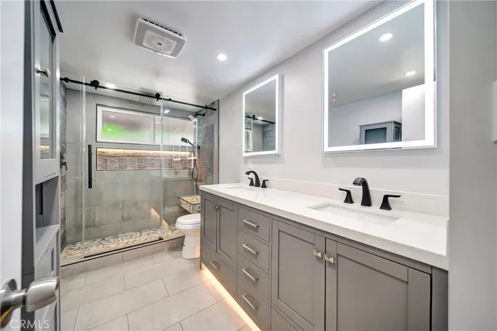 19706 Victory Boulevard, Woodland Hills, California 91367