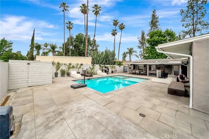 19706 Victory Boulevard, Woodland Hills, California 91367