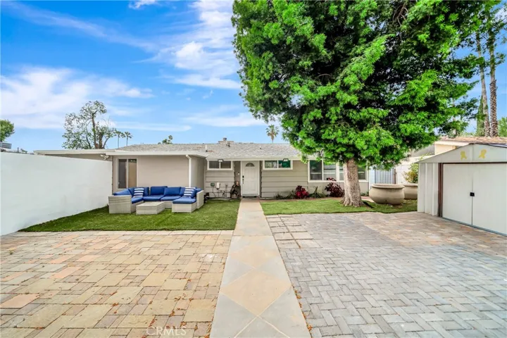 19706 Victory Boulevard, Woodland Hills, California 91367