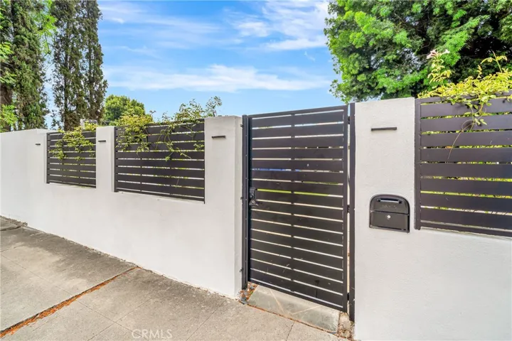 19706 Victory Boulevard, Woodland Hills, California 91367